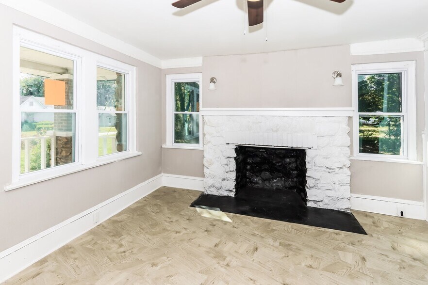 Building Photo - 870 Lynhaven Ave