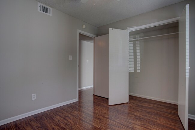 Building Photo - 950 Forestbrook Rd