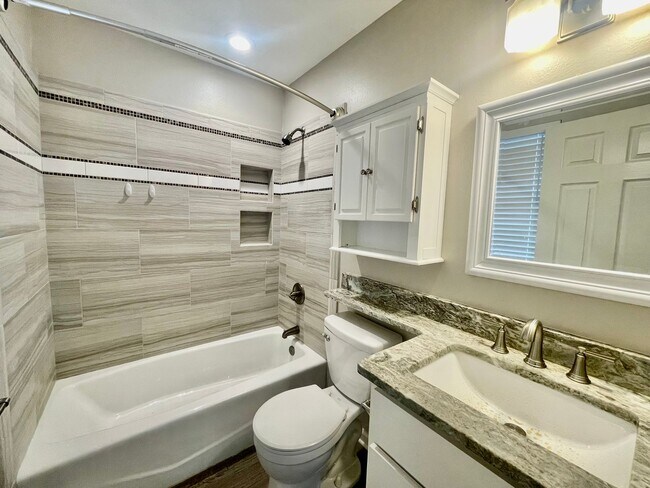 Building Photo - Fully updated, walking distance to UAMS