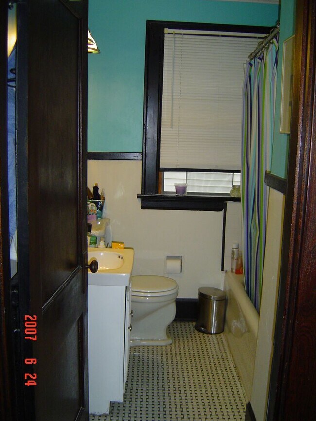 Building Photo - 2 Bedroom Apartment in Heart of Oakley