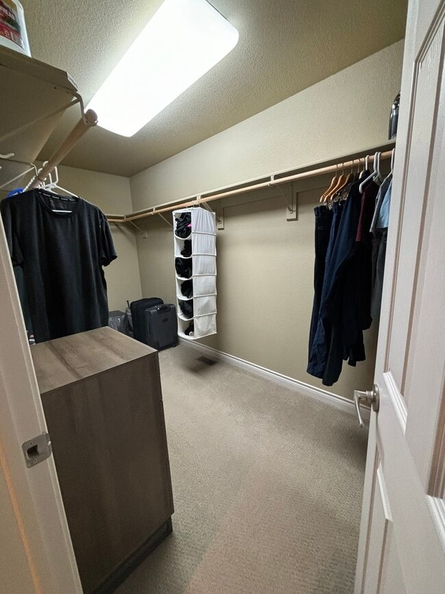 Building Photo - 3 BED | 3 BATH | TOWNHOME | DOUBLE GARAGE | WEST
