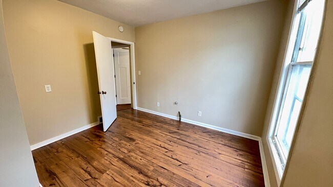 Building Photo - 1220 S 20th St