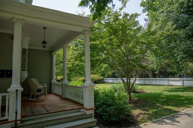 Building Photo - 141 Narragansett Ave