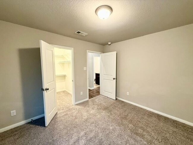 Building Photo - 4/3 house in Midway ISD.