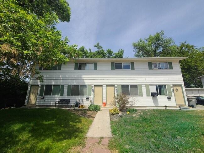Building Photo - 2 bed 1 bath two-story townhome neat Whitewater Park in Boise!