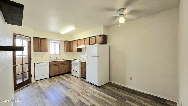 Building Photo - 3690 N Country Club Rd