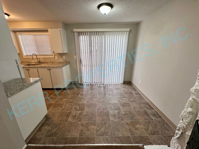 Building Photo - Charming 3-Bed Duplex in Gresham with Spacious 1100 Sq Ft Layout!