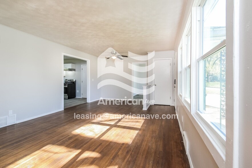 Building Photo - 725 E 42nd St N