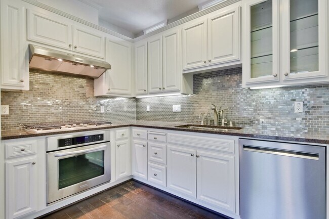 Building Photo - Gorgeous Morgan Park Refreshed for Immediate Move-In! Must see!
