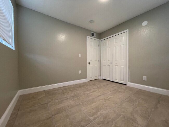 Building Photo - 2504 Wilkens Ave