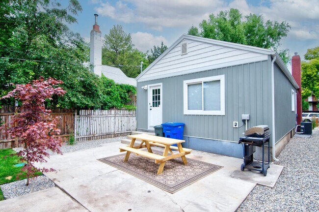 Building Photo - Remodeled Detached Cottage with Fenced Yard! Pet Friendly!