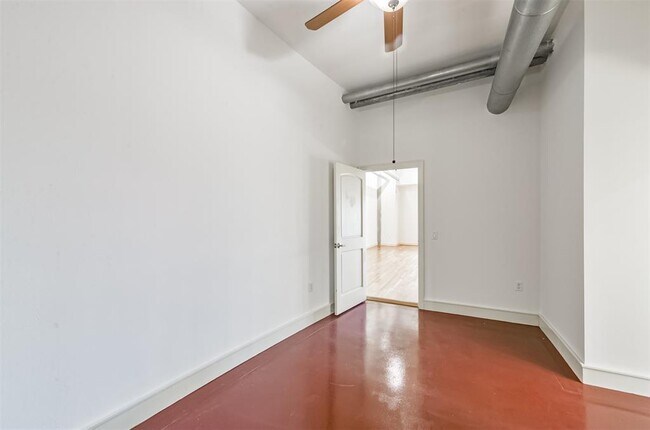 Building Photo - 1616 Fountain View Dr