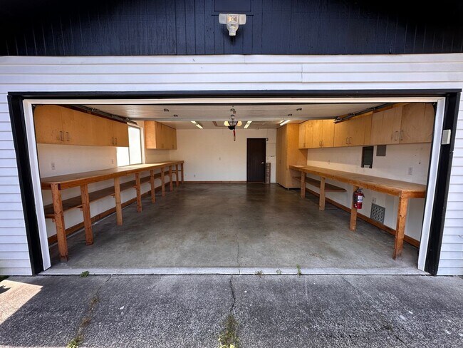 Building Photo - Cozy Woodinville Rambler waiting for its n...