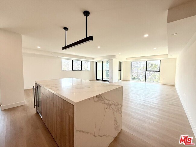 Building Photo - 350 N Palm Dr