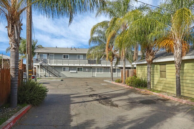 Building Photo - 111 N Walnut Ave