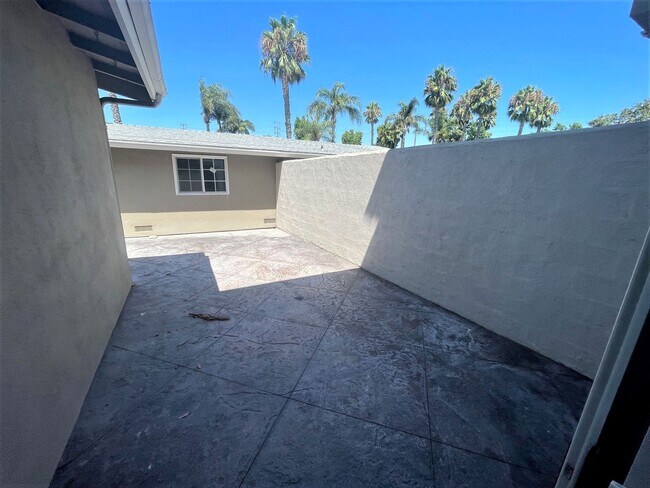 Building Photo - COSTA MESA 4BR/3BA TOWNHOME READY FOR MID-JULY OCCUPANCY