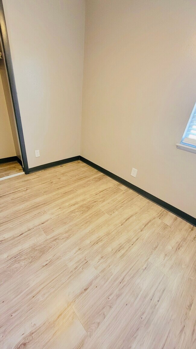 Building Photo - 3 Utica Ln