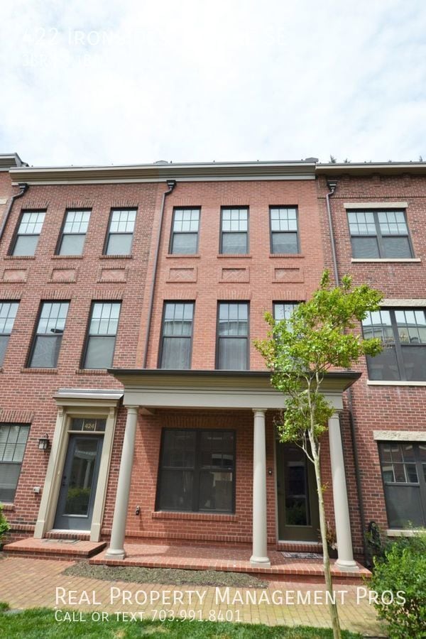 Building Photo - 422 Ironsides Square SE