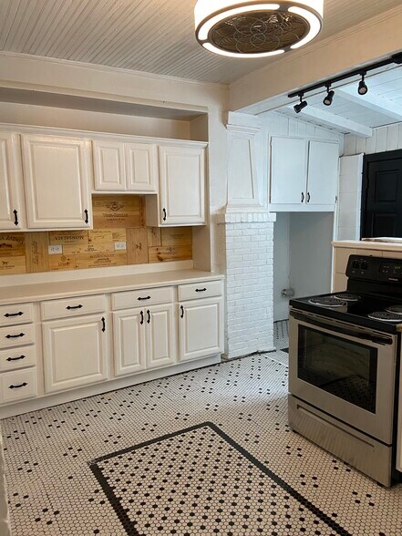 Washer / Dryer hookup in unit - 616 W Azeele St