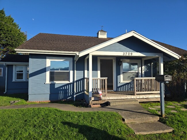 Building Photo - 3-bedroom pet-friendly South-Eureka home f...