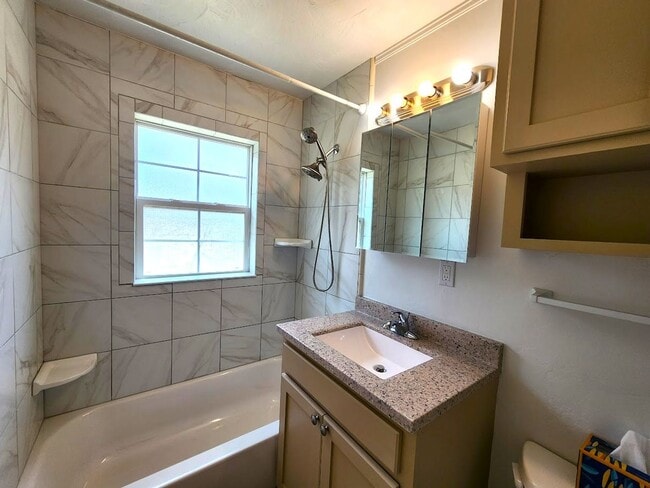 Building Photo - 2 Bed 1 Bath 2 Covered Carport in Corbin P...