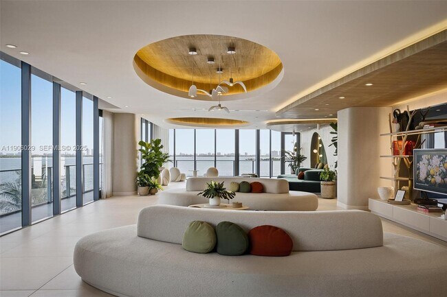 Building Photo - 700 NE 24th St