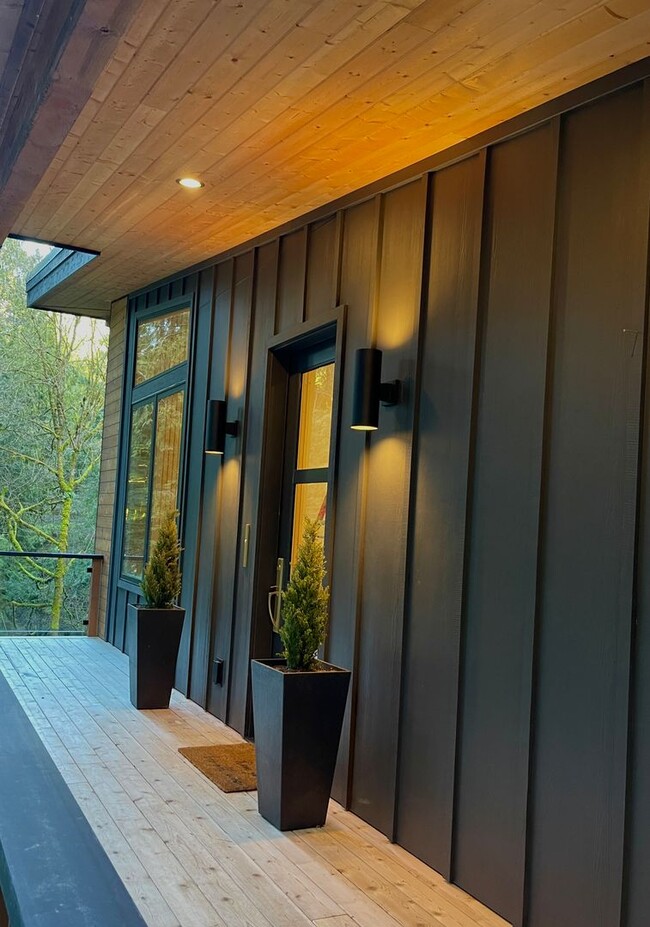 Building Photo - Absolutley stunning custom home in desirab...