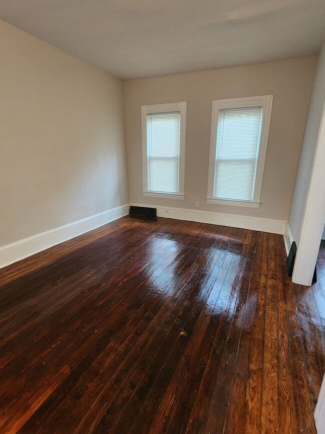 Building Photo - Renovated Private Home