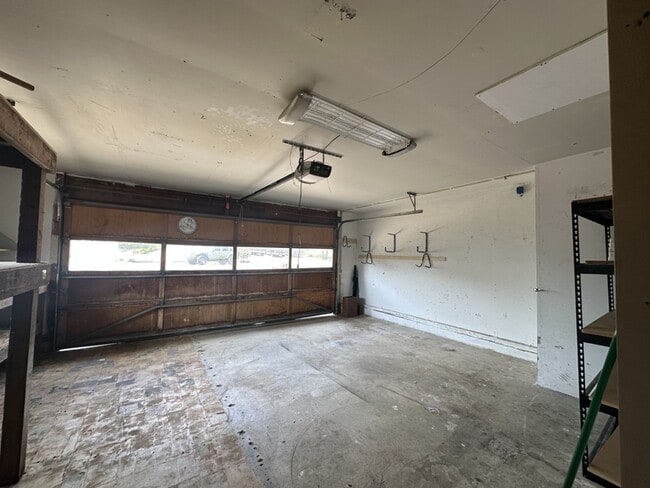 Building Photo - 389 NE Evergreen Ct