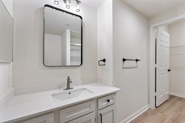 Building Photo - 2320 Gracy Farms Ln