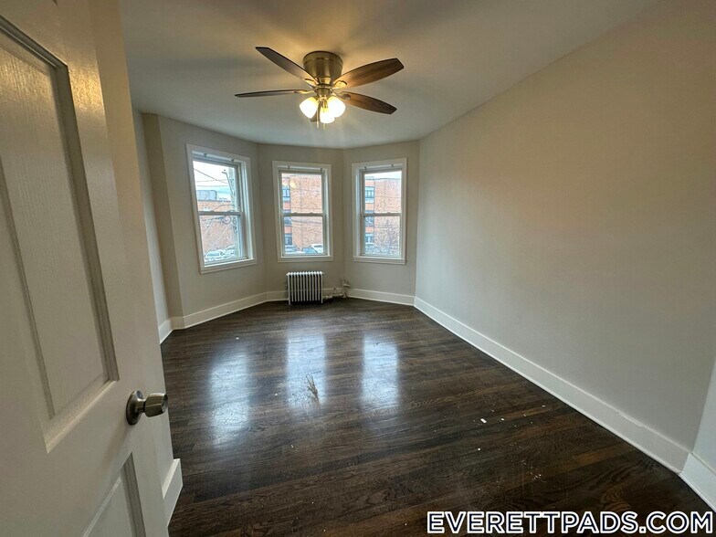 Building Photo - 13 Gladstone St