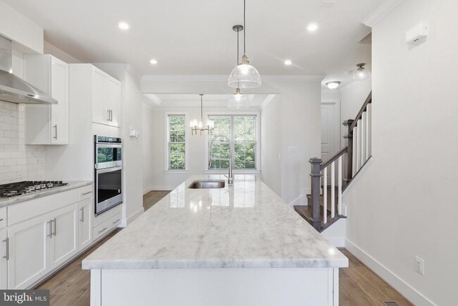 Building Photo - 2252 S Glebe Rd