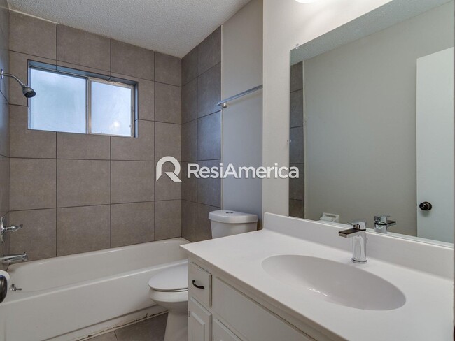 Building Photo - Large, Renovated 3BR/3B Home in 38125!