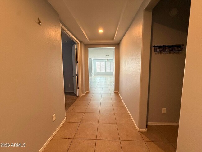 Building Photo - 943 W Danish Red Trail