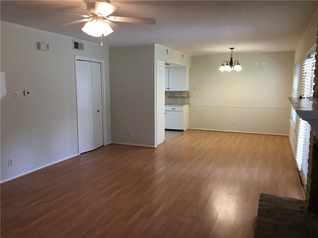 Building Photo - 1705 Pebble Brook Dr