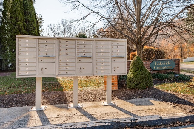 Building Photo - 705 Lake Ave