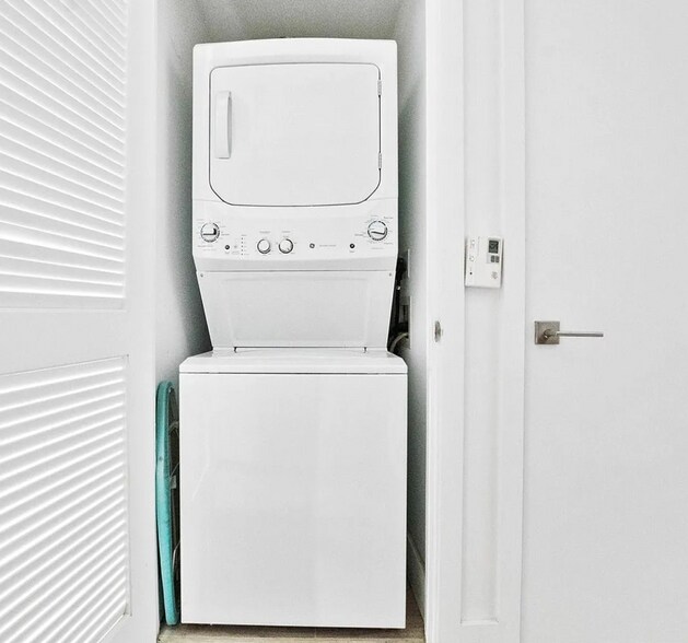 Building Photo - 121 NE 34th St