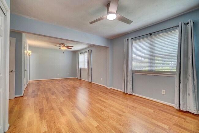 Building Photo - Fabulous 4-Bedroom Great Neck Home Ready 0...