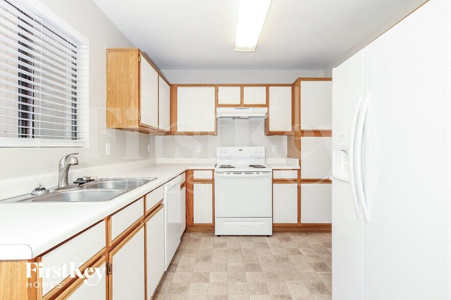 Building Photo - 3132 W Robin Ln