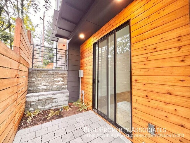 Building Photo - 431 19th Ave E