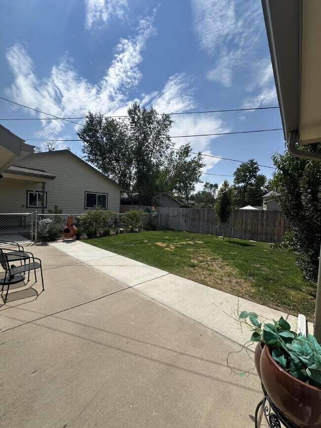 Building Photo - "Charming 2-Bedroom Retreat in the Heart of Windsor – 945 Sq. Ft. of Cozy Living!"
