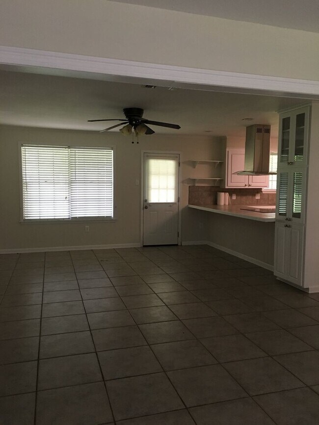 Building Photo - 1120 Wylie Dr