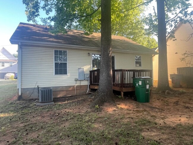 Building Photo - Charming ranch-style 2 Bedroom 1 Bath home in Pineville offering comfortable single-level living.