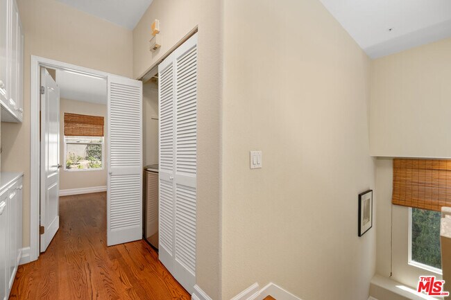 Building Photo - 682 Palisades Dr
