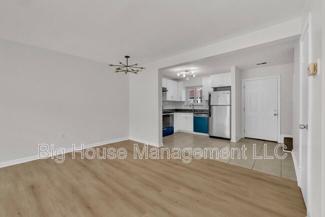 Building Photo - 3125 Heathcote Rd