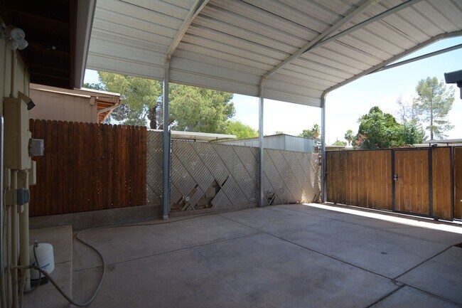 Building Photo - Well Maintained 2 Bedroom 1 Bath Townhouse! East Tucson Location!