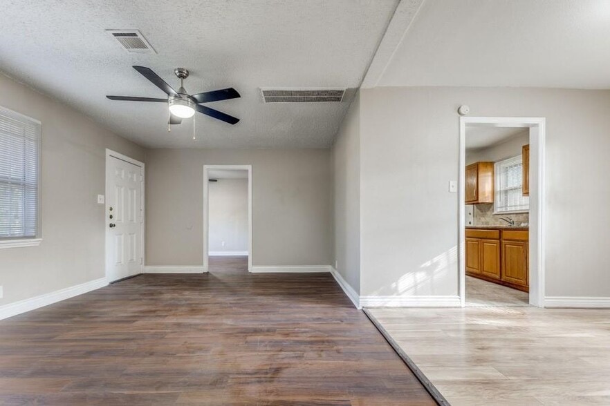 Building Photo - 9310 Forest View St