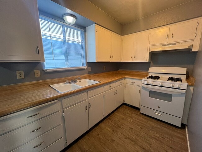 Building Photo - 1830 S Garden St