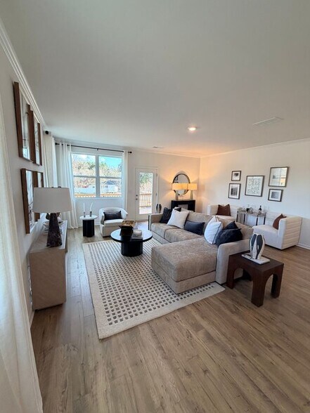 Building Photo - 695 Alburg Aly