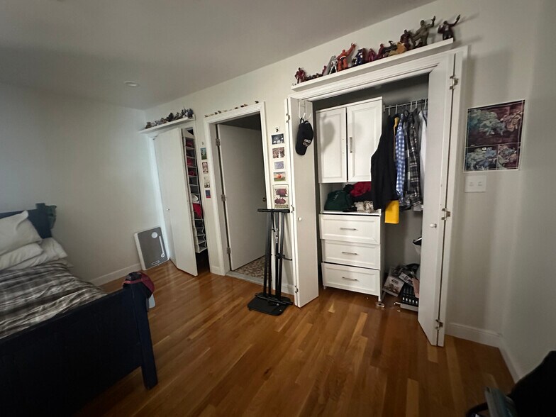 Building Photo - 110 Riverway